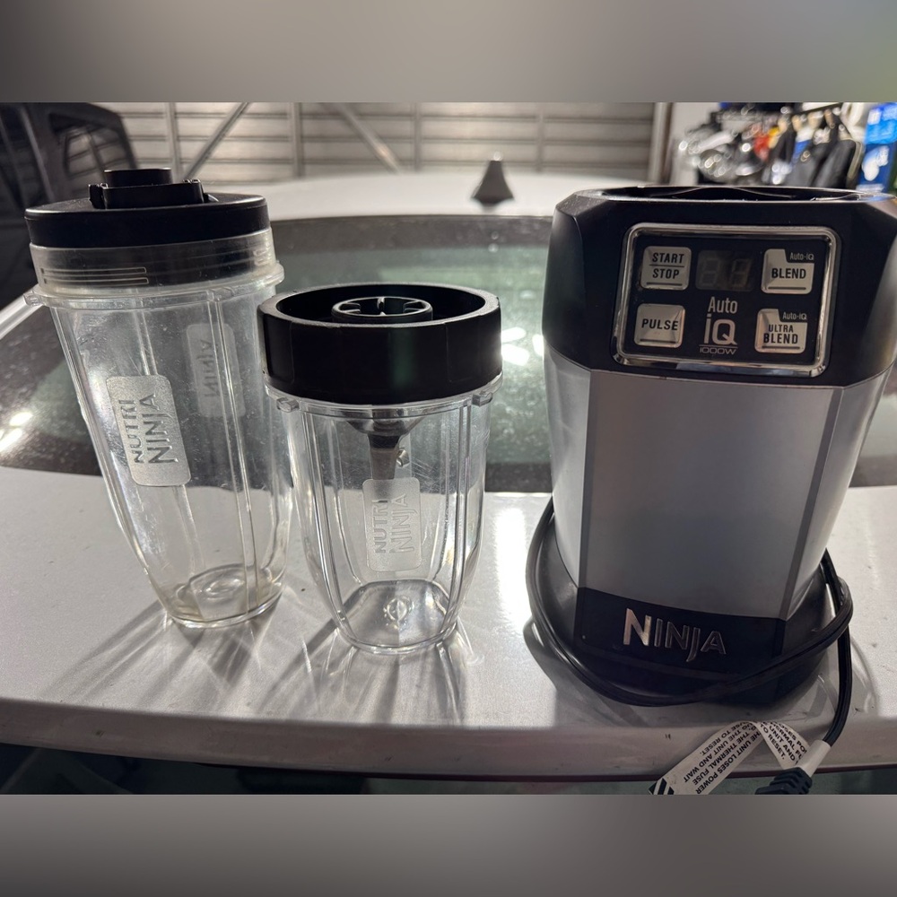 Ninja blender, with travel cups and lids